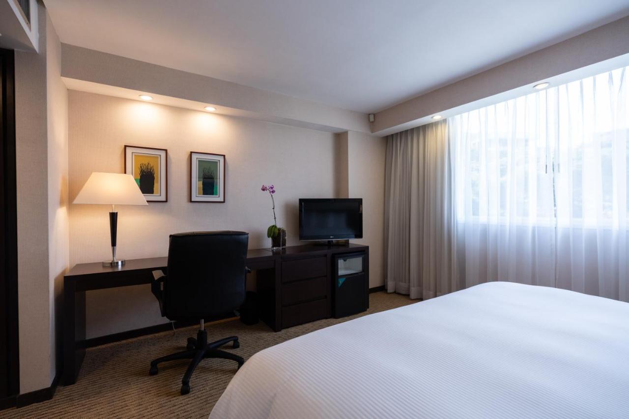 Eurobuilding Hotel & Suites Caracas Buitenkant foto A room at the hotel