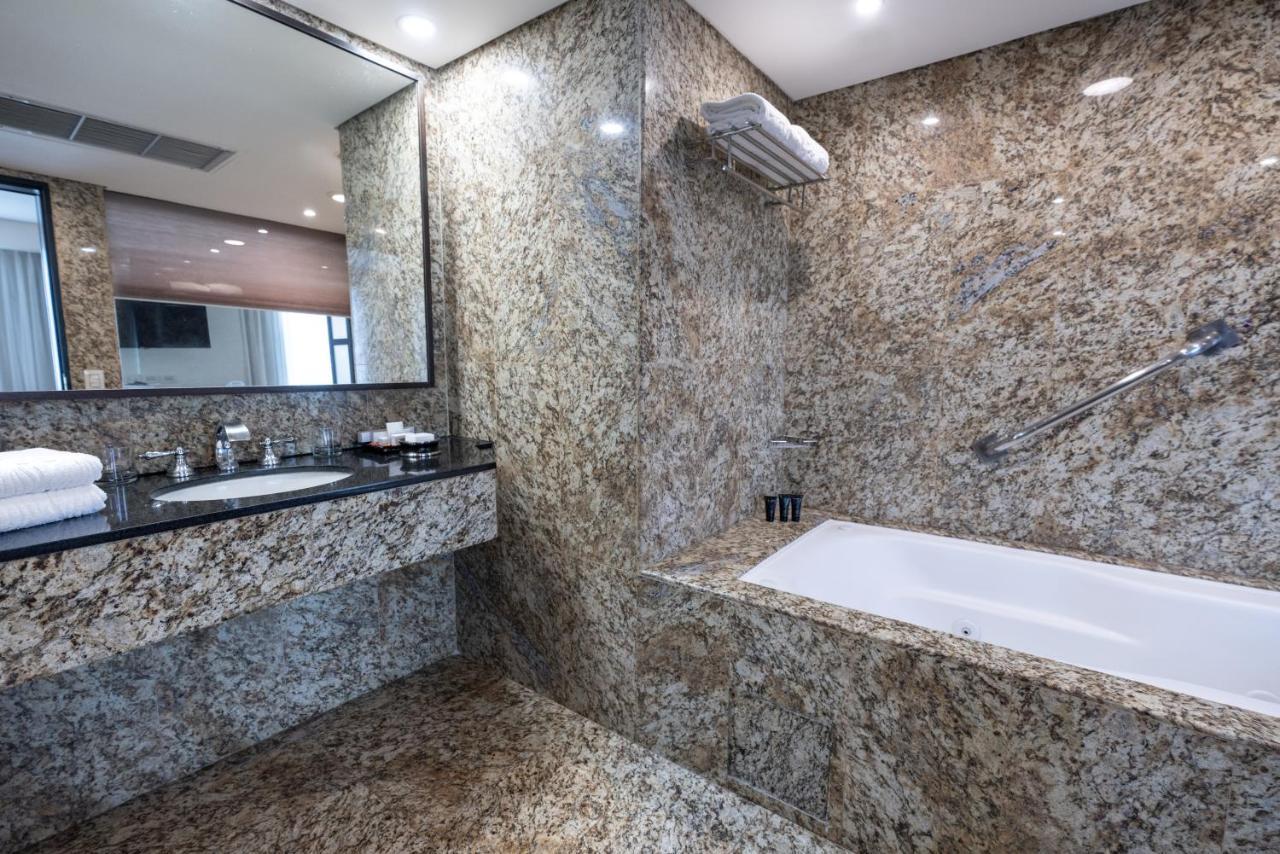 Eurobuilding Hotel & Suites Caracas Buitenkant foto Granite bathroom