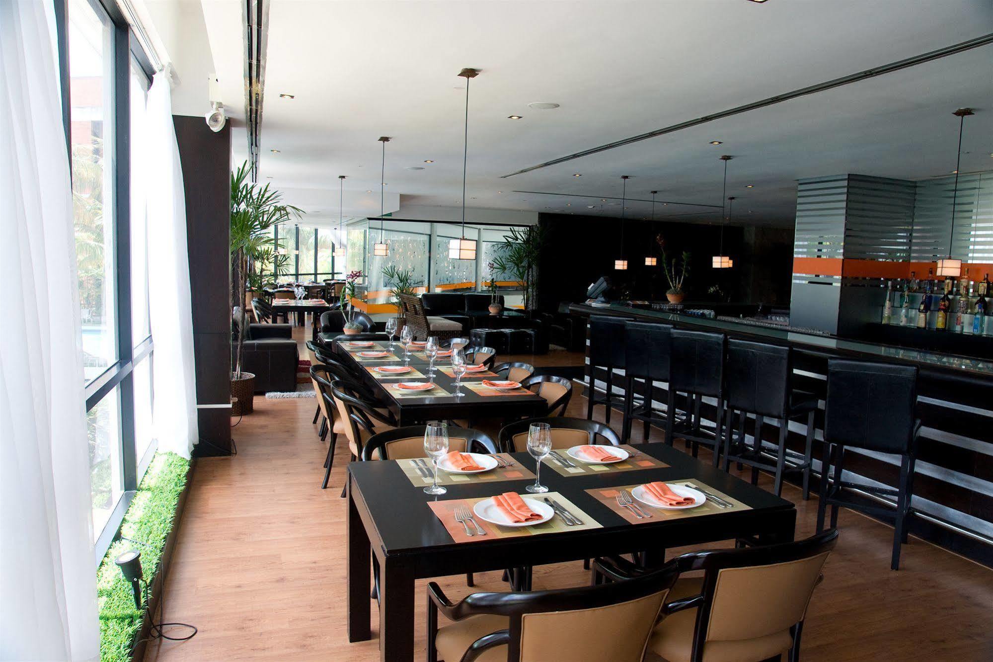 Eurobuilding Hotel & Suites Caracas Buitenkant foto The interior of the lounge